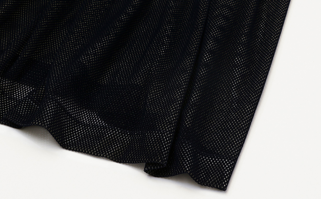 ビューティフルピープルのブラックワンピースの裾のアップ