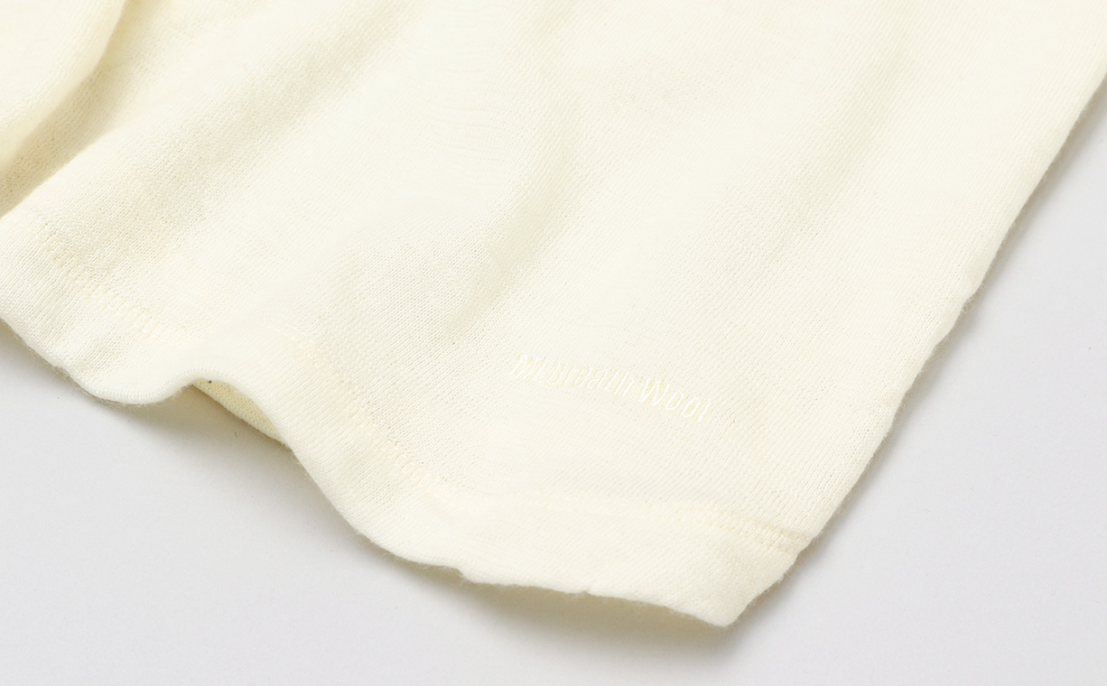 ノンネイティブの長袖カットソーの裾のロゴのアップ